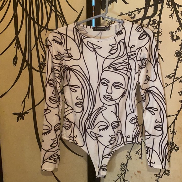 Pretty Little Thing White Slinky Abstract Face Print Bodysuit - Picture 6 of 16